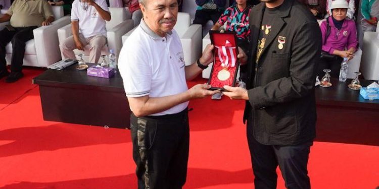 Gubernur Syamsuar Terima Penghargaan Rekor MURI Mie Goreng Sagu Terbanyak di Indonesia