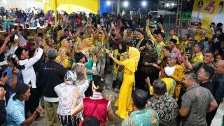 Hadiri Pagelaran Wayang Kulit di Air Molek, Gubri Syamsuar Larut Dalam Kegembiraan Bersama Ribuan Warga