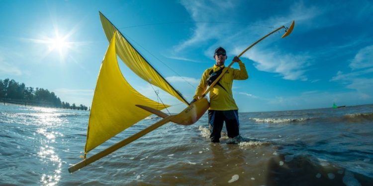 Keren! Puluhan Miniatur Perahu Warna-warni Berlayar di Pantai Lapin Bengkalis