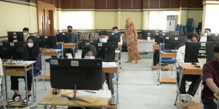 Rektor Unri Tinjau Ujian Seleksi Mandiri