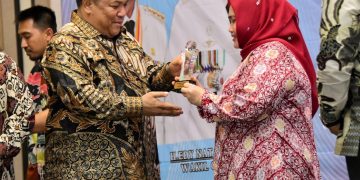 Lindungi Keselamatan Kerja Masyarakatnya, Bupati Kasmarni Terbaik 1 Paritrana Award Riau