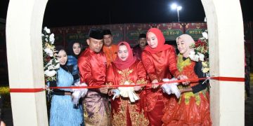 Resmikan Stand Bazar MTQ Talang Muandau, Ketua TP-PKK Takjub Dengan Produk Masyarakat Lokal