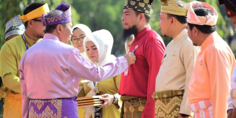 HUT ke-66 Provinsi Riau, Bupati Kasmarni Terima Anugerah Lencana Wira Bangun Desa dari Gubri