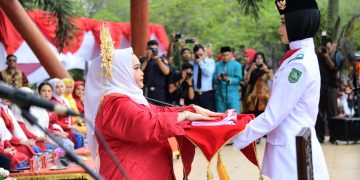 Detik-Detik Proklamasi Berlangsung Khidmat, Bupati dan Wabup Kenakan Pakaian Adat
