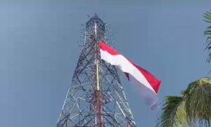 Bendera Merah Putih Ukuran Raksasa Berkibar di Menara Pemancar RRI Pekanbaru