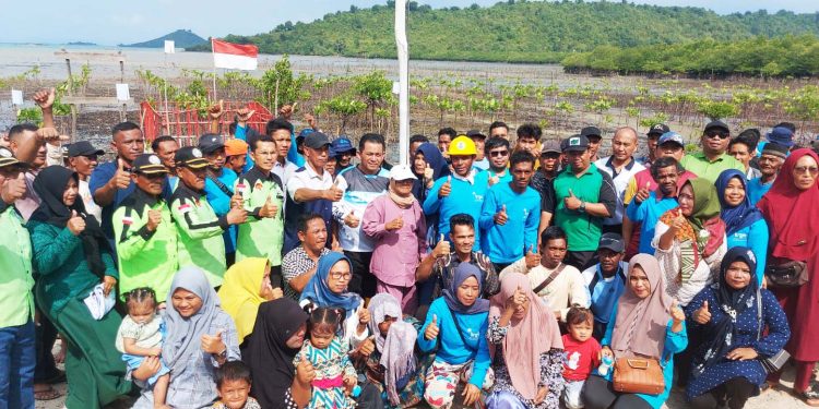 Gubernur Ansar Menanam Mangrove di Kawasan Mangrove Presiden Bersama Masyarakat Setokok, Kota Batam