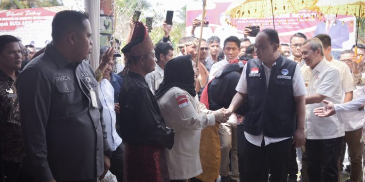 Disambut Bupati Kasmarni, Menteri Kominfo RI Tiba di desa Kesumbo Ampai, Bathsol