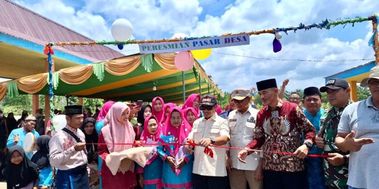Wabup Bagus Santoso Resmikan Pasar Desa Eks Transmigrasi Sumber Jaya
