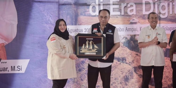 Masih Ada 160 Titik Kawasan Blankspot, Ini Harapan Bupati Kasmarni pada Menkominfo RI