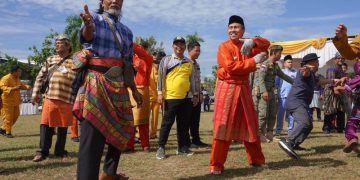 Perlombaan Tradisional Layang-layang Resmi Dibuka Gubernur Syamsuar