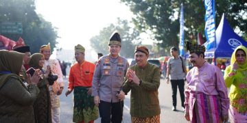 Semarak Pagelaran Budaya Nusantara, Gubri Syamsuar Tampil Rapi Kenakan Baju Surjan