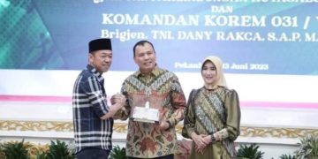 Bupati Rohil Afrizal Sintong Hadiri Pisah Sambut Danrem 031 Wira Bima