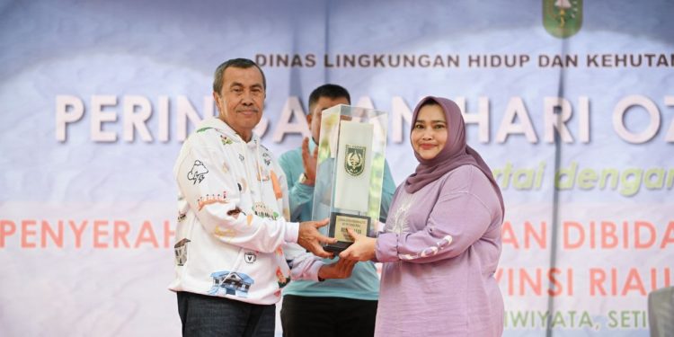 Bupati Kasmarni Terima Penghargaan Kabupaten/Kota Terbersih Ke-III Tingkat Provinsi Riau