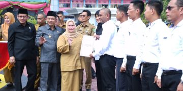 Bupati Kasmarni Serahkan SK PPPK pada 1.565 Formasi Guru dan Tenaga Teknis