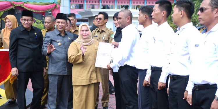 Bupati Kasmarni Serahkan SK PPPK pada 1.565 Formasi Guru dan Tenaga Teknis