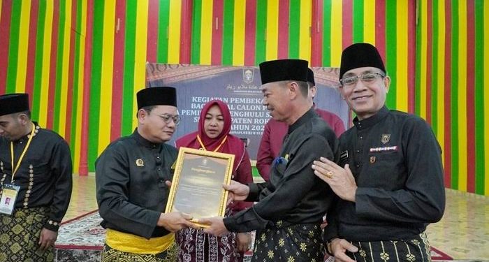 Buka Pembekalan Adat, Bupati Rohil Ajak Calon Penghulu Tidak Lakukan Money Politik