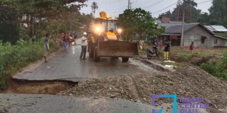 Jalan Pasirpengarain-Ujung Batu Terputus, PUPR Riau Turunkan Alat Berat