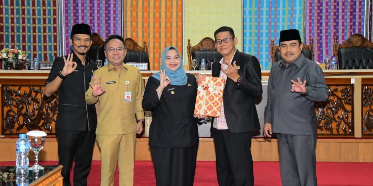 Bupati Kasmarni Sampaikan Nota Keuangan Ranperda APBD 2024