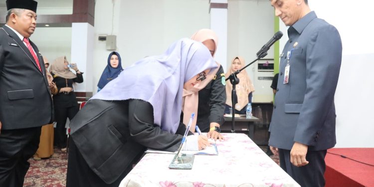 Bupati Lantik 14 Kepsek dan Seorang Pengawas Sekolah