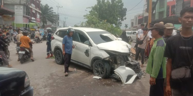 Lepas Kendali, Daihatsu Terios Tabrak Pemotor dan Pohon Kota di Duri