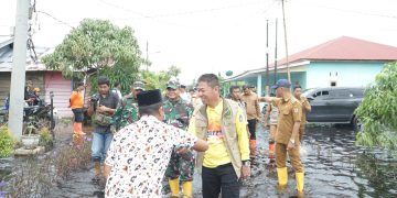 Kunjungi Warga Terdampak Banjir, Bupati Rohil Bagikan Ratusan Paket Sembako