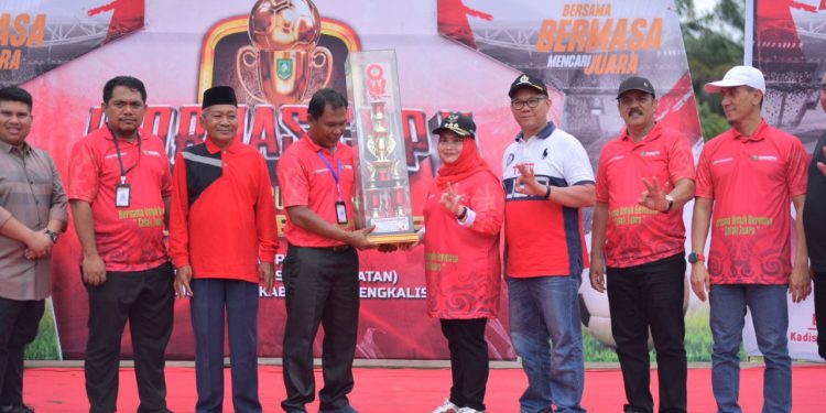 Bupati Kasmarni Buka Turnamen Sepak Bola Piala Bupati IGORNAS CUP II di Bathsol