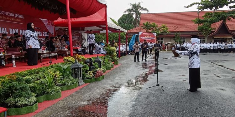 Bupati Kasmarni Pimpin Upacara Peringatan HUT Ke-78 PGRI dan HGN 2023