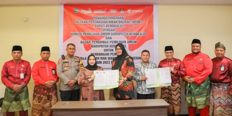 Bupati Kasmarni Tanda Tangani NPHD Pilkada 2024 Dengan KPU dan Bawaslu