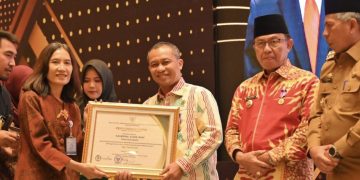 Hadiri Raker Penyelenggara Pemerintah Desa Se-Provinsi Riau, Bupati Bengkalis Menerima Penghargaan