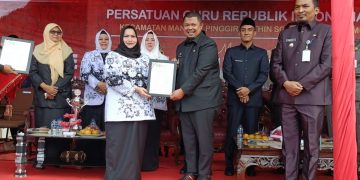 Peringatan HGN 2023, Bupati Bengkalis Serahkan Penghargaan