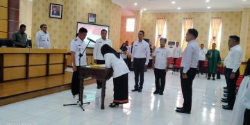 Bupati Afrizal Sintong Serahkan 34 SK Pengangkatan PPPK Tanaga Teknis Formasi 2022