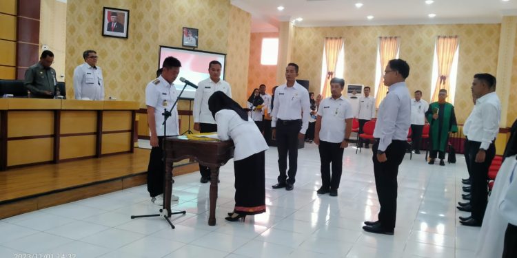 Bupati Afrizal Sintong Serahkan 34 SK Pengangkatan PPPK Tanaga Teknis Formasi 2022