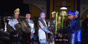 Hadiri Pembukaan MTQ Riau di Inhu, Bupati Rohil Serahkan Piala Bergilir