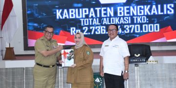 Diserahkan Gubri, Bupati Kasmarni Terima Buku Daftar Alokasi TKD Tahun 2024, Bengkalis Terima Rp2.73 Triliun