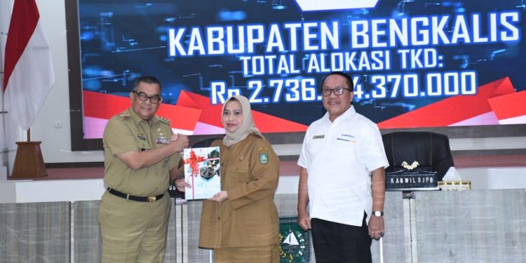 Diserahkan Gubri, Bupati Kasmarni Terima Buku Daftar Alokasi TKD Tahun 2024, Bengkalis Terima Rp2.73 Triliun