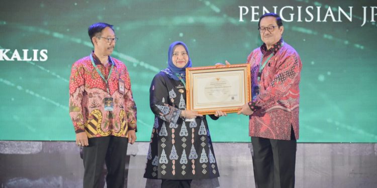 Bupati Bengkalis Kasmarni Terima Penghargaan Meritokrasi KASN 2023