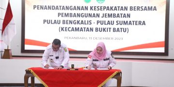 Bupati Kasmarni dan Gubernur Riau Tandatangani Kesepakatan Pembangunan Jembatan Sungai Pakning-Pulau Bengkalis
