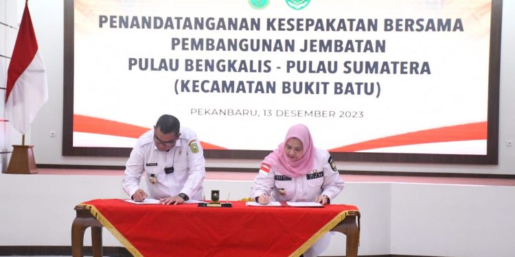 Bupati Kasmarni dan Gubernur Riau Tandatangani Kesepakatan Pembangunan Jembatan Sungai Pakning-Pulau Bengkalis
