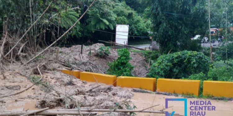 Jalan Lintas Sumbar-Riau Longsor, Arus Lalulintas Putus