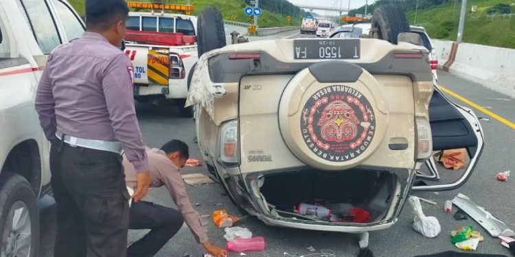 Minibus Terguling di Tol Pekanbaru-Dumai, 4 Orang Luka-luka