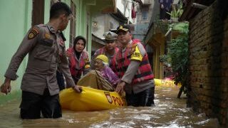 Ratusan Rumah Terendam Banjir di Rokan Hulu, 2 Lansia Dievakuasi