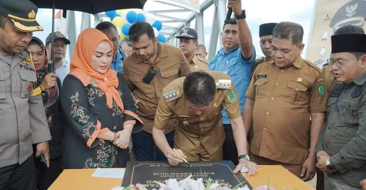 Bupati Rohil Afrizal Sintong Resmikan Jembatan Air Hitam Pujud