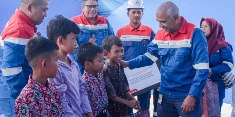 Dirut PHR Serahkan Bantuan Pangan dan Obat-obatan untuk Korban Banjir di Rokan Hilir