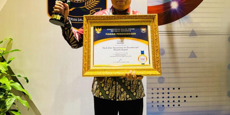 Program Unggulan Bupati, Disdukcapil Kabupaten Bengkalis Raih Penghargaan Dukcapil Prima Award dari Mendagri