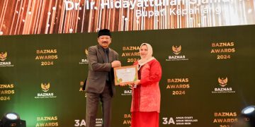 Bupati Bengkalis Terima Penghargaan Baznas Award