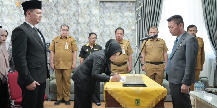 Bupati Rohil Lantik Direktur Utama dan Umum PD Bank Pengkreditan Rakyat Rokan Hilir