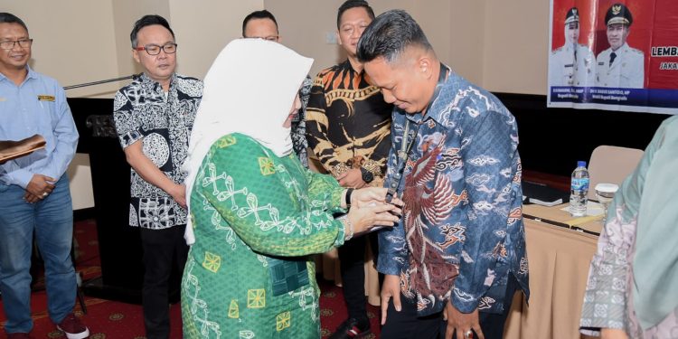 Tingkatkan Pelayanan Kinerja Puskesmas,Bupati Kasmarni Buka Bimtek BLUD dan BOK