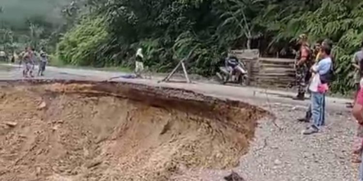 Buka Tutup, Pasca Longsor Pagi Ini Jalan Nasional di Kuansing Bisa Dilewati