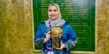 Bupati Kasmarni Terima Piala Adipura Kota Kecil Terbersih