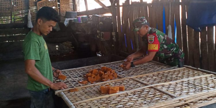 Motivasi UMKM, Kembali Anggota Koramil 0321- 05/RM Temui Pembuatan Kerupuk Di Desa Binaan Bangko Sempurna
